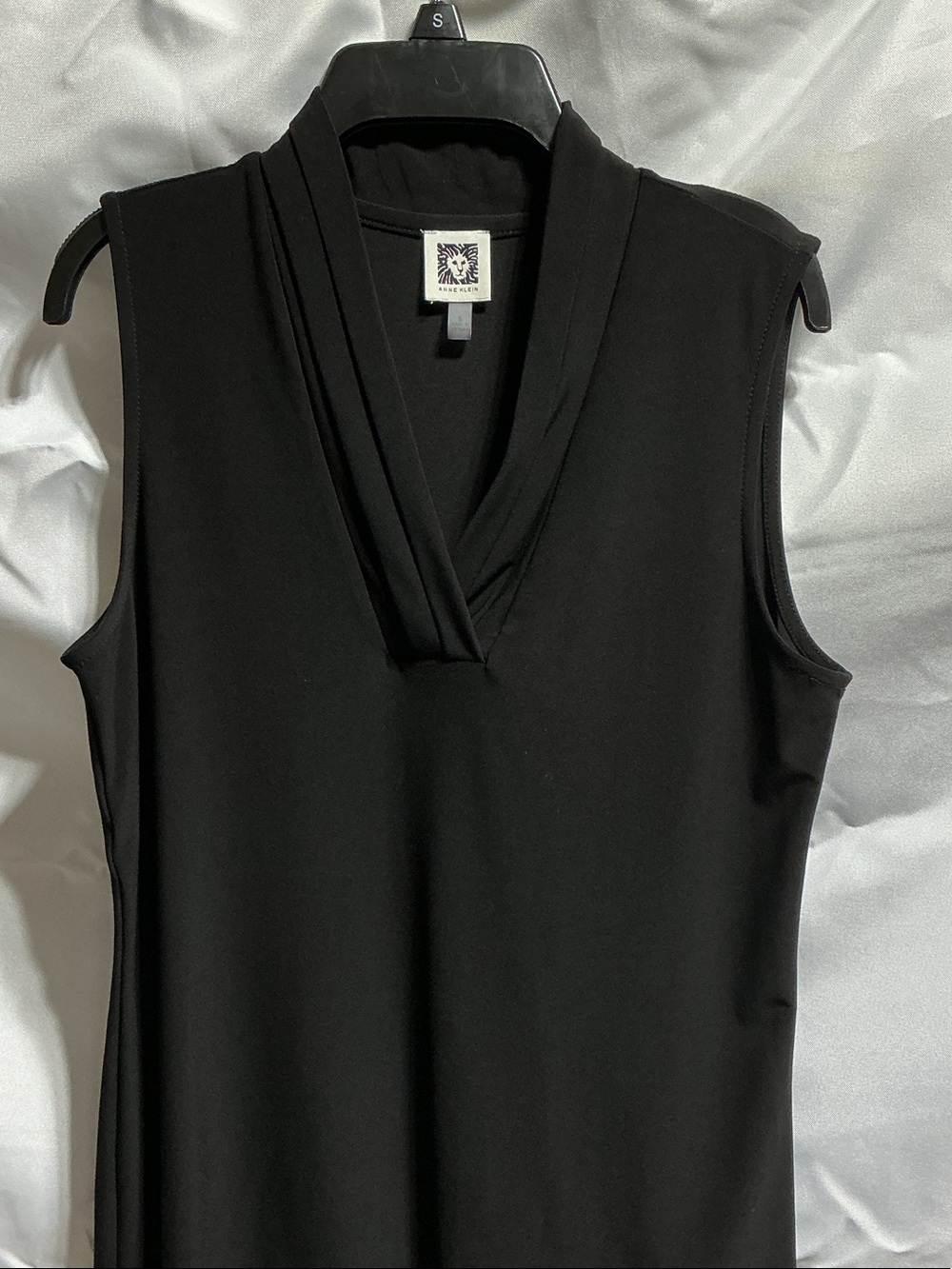 ANN KLEIN SIZE SMALL Sleeveless V-Neck Women's Top Black PLEATED NECK EXCELLENT